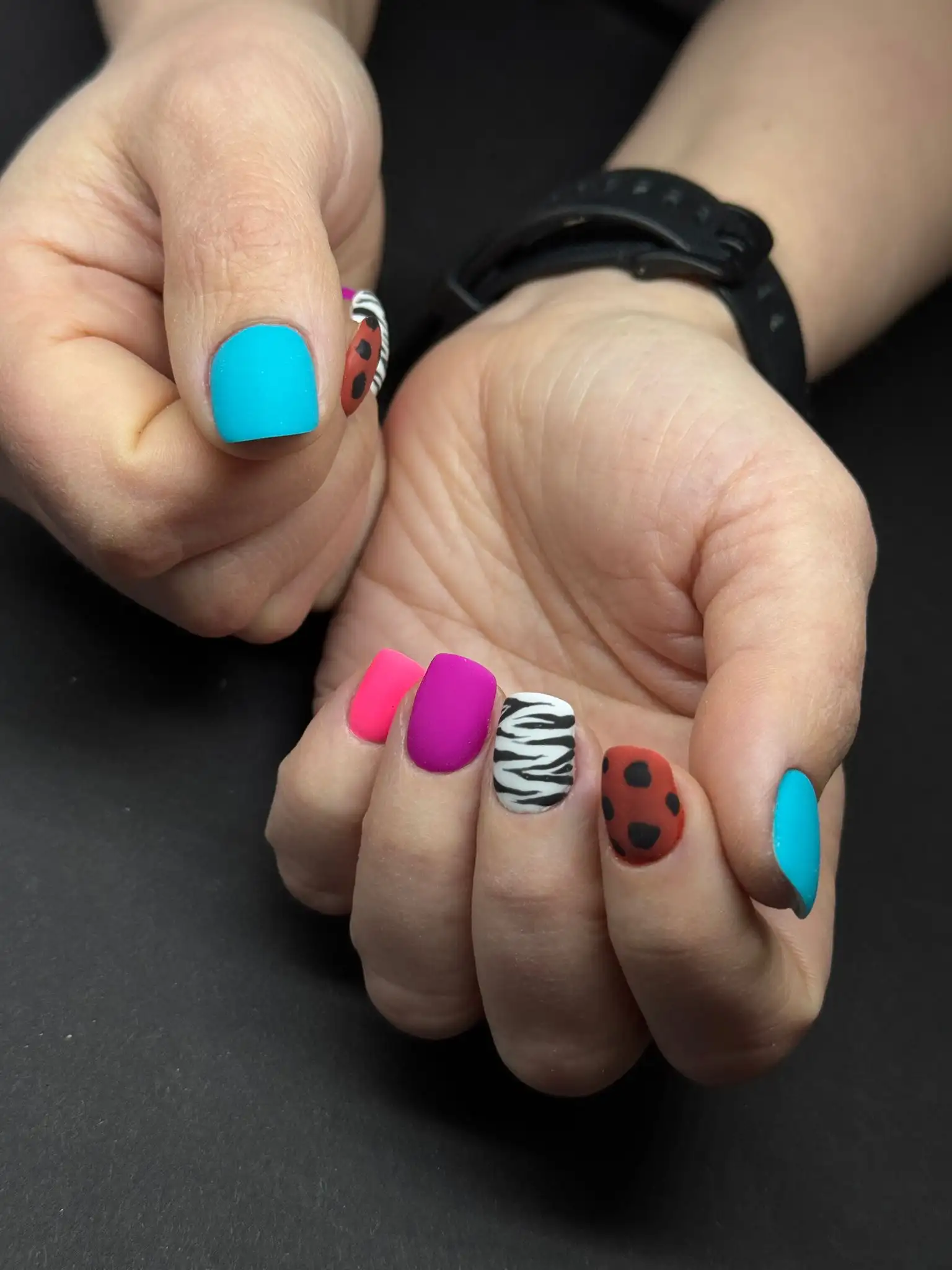 Värikäs geelilakkaus eläinkuvioilla, seepra ja leppäkerttu – Natali Nails Nurmes