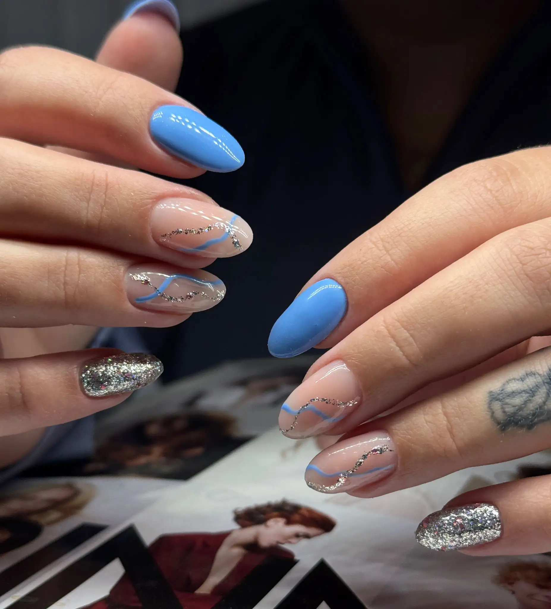 Sininen geelilakkaus hopea glitterillä ja läpinäkyvä kynsi – Natali Nails Nurmes